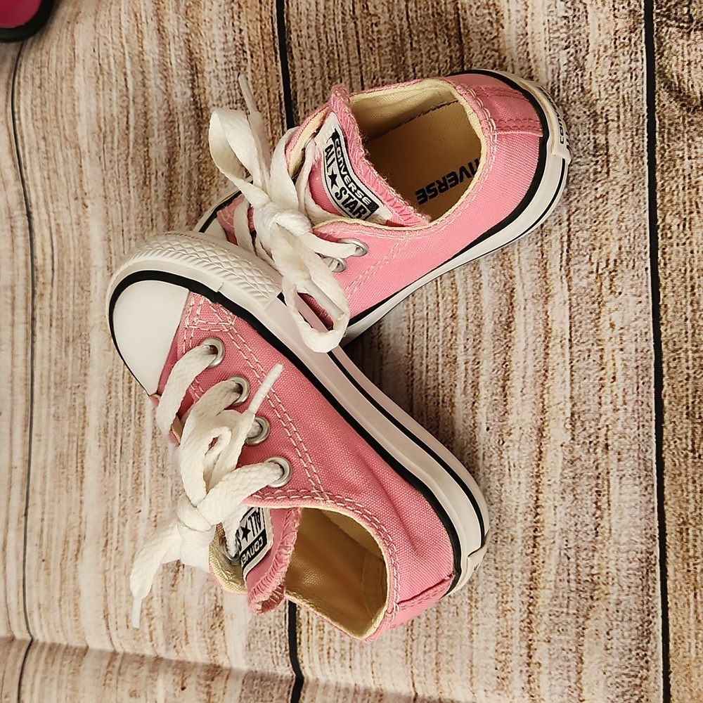 Converse Pink Low Top infants size 4